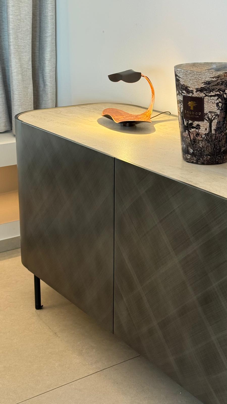 Salon Brunstatt — détail buffet et luminaire à poser